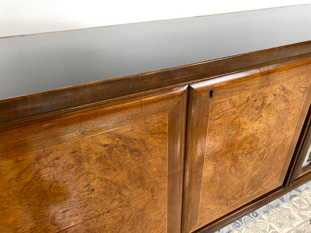 WMK Stilvolles & gut erhaltenes italienisches 50er Jahre Sideboard mit edler Glasoberfläche & Glasfront mit allegorischem Motiv # Kommode Schrank Anrichte Credenza Büfett TV-Board Mid-Century Vintage