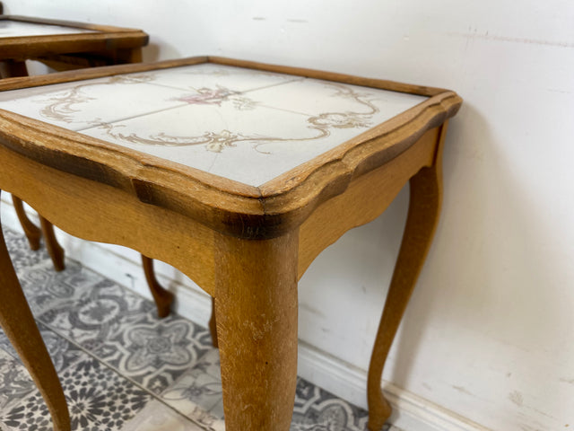 WMK Beautiful set of well-preserved 3-in-1 nesting tables with curved legs and hand-painted tile shelf # Coffee table Nesting Tables Side table table coffee table Chippendale Vintage