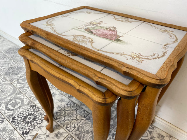 WMK Beautiful set of well-preserved 3-in-1 nesting tables with curved legs and hand-painted tile shelf # Coffee table Nesting Tables Side table table coffee table Chippendale Vintage