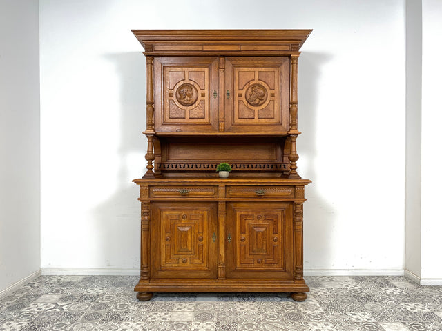 WMK Imposanter & gut erhaltener Gründerzeit Buffettschrank aus massivem Eichenholz, mit Messinggriffen und reichverziert in Handarbeit # Anrichte Buffet Schrank Highboard Antik Historismus Vintage