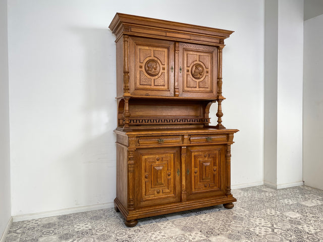 WMK Imposanter & gut erhaltener Gründerzeit Buffettschrank aus massivem Eichenholz, mit Messinggriffen und reichverziert in Handarbeit # Anrichte Buffet Schrank Highboard Antik Historismus Vintage