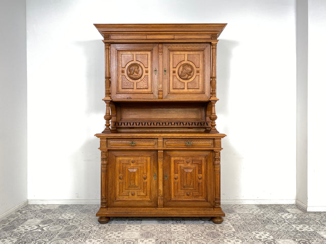 WMK Imposanter & gut erhaltener Gründerzeit Buffettschrank aus massivem Eichenholz, mit Messinggriffen und reichverziert in Handarbeit # Anrichte Buffet Schrank Highboard Antik Historismus Vintage