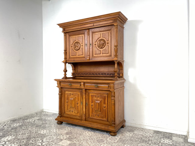 WMK Imposanter & gut erhaltener Gründerzeit Buffettschrank aus massivem Eichenholz, mit Messinggriffen und reichverziert in Handarbeit # Anrichte Buffet Schrank Highboard Antik Historismus Vintage