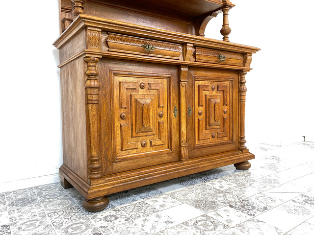 WMK Imposanter & gut erhaltener Gründerzeit Buffettschrank aus massivem Eichenholz, mit Messinggriffen und reichverziert in Handarbeit # Anrichte Buffet Schrank Highboard Antik Historismus Vintage