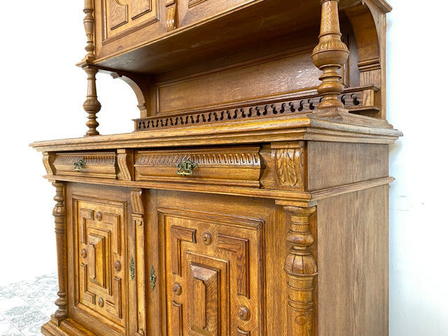 WMK Imposanter & gut erhaltener Gründerzeit Buffettschrank aus massivem Eichenholz, mit Messinggriffen und reichverziert in Handarbeit # Anrichte Buffet Schrank Highboard Antik Historismus Vintage