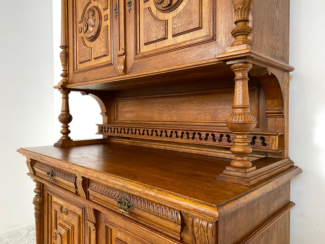 WMK Imposanter & gut erhaltener Gründerzeit Buffettschrank aus massivem Eichenholz, mit Messinggriffen und reichverziert in Handarbeit # Anrichte Buffet Schrank Highboard Antik Historismus Vintage