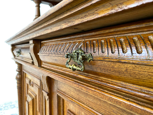 WMK Imposanter & gut erhaltener Gründerzeit Buffettschrank aus massivem Eichenholz, mit Messinggriffen und reichverziert in Handarbeit # Anrichte Buffet Schrank Highboard Antik Historismus Vintage