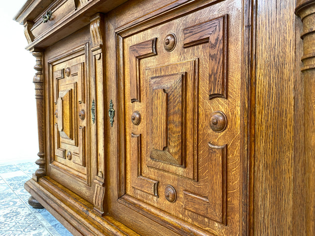 WMK Imposanter & gut erhaltener Gründerzeit Buffettschrank aus massivem Eichenholz, mit Messinggriffen und reichverziert in Handarbeit # Anrichte Buffet Schrank Highboard Antik Historismus Vintage