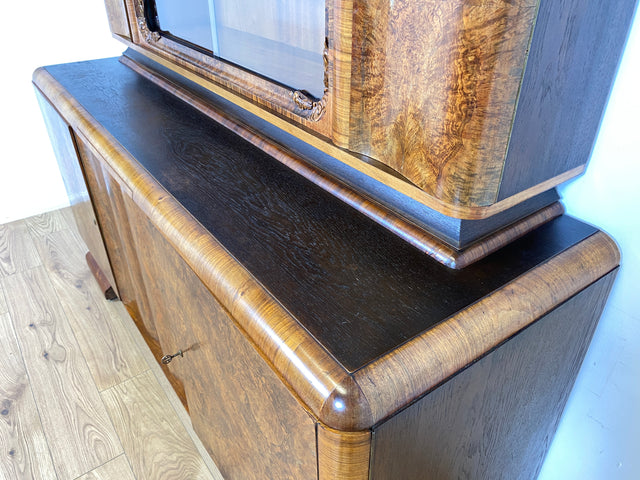 WMK Imposante und gut erhaltene antike Anrichte aus massivem Holz in edlem Wurzelholz Furnier und reichverziert bei Hand # Büfett Buffet Schrank Küche Küchenanrichte Geschirrschrank Art Deco Vintage