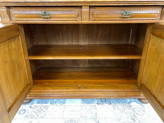 WMK Imposanter & gut erhaltener Gründerzeit Buffettschrank aus massivem Eichenholz, mit Messinggriffen und reichverziert in Handarbeit # Anrichte Buffet Schrank Highboard Antik Historismus Vintage