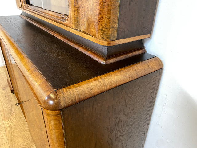 WMK Imposante und gut erhaltene antike Anrichte aus massivem Holz in edlem Wurzelholz Furnier und reichverziert bei Hand # Büfett Buffet Schrank Küche Küchenanrichte Geschirrschrank Art Deco Vintage