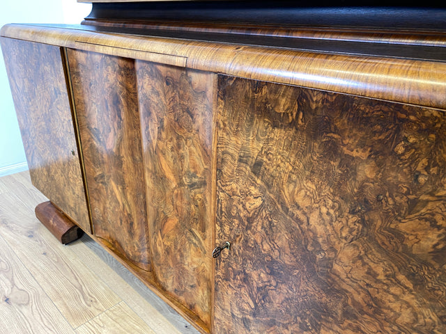 WMK Imposante und gut erhaltene antike Anrichte aus massivem Holz in edlem Wurzelholz Furnier und reichverziert bei Hand # Büfett Buffet Schrank Küche Küchenanrichte Geschirrschrank Art Deco Vintage