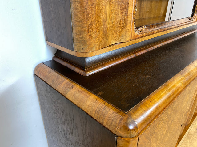 WMK Imposante und gut erhaltene antike Anrichte aus massivem Holz in edlem Wurzelholz Furnier und reichverziert bei Hand # Büfett Buffet Schrank Küche Küchenanrichte Geschirrschrank Art Deco Vintage