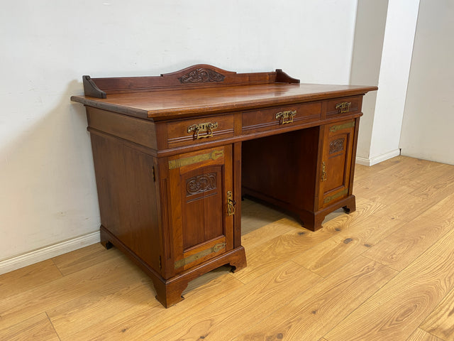 WMK Hochwertiger und gut erhaltener Vintage Schreibtisch aus vollem Holz im englischen Stil mit mit wunderschönen Messingbeschlägen # Desk Arbeitstisch Cheftisch Bürotisch Sekretär Regency Kolonial