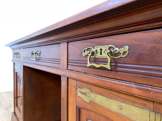 WMK Hochwertiger und gut erhaltener Vintage Schreibtisch aus vollem Holz im englischen Stil mit mit wunderschönen Messingbeschlägen # Desk Arbeitstisch Cheftisch Bürotisch Sekretär Regency Kolonial