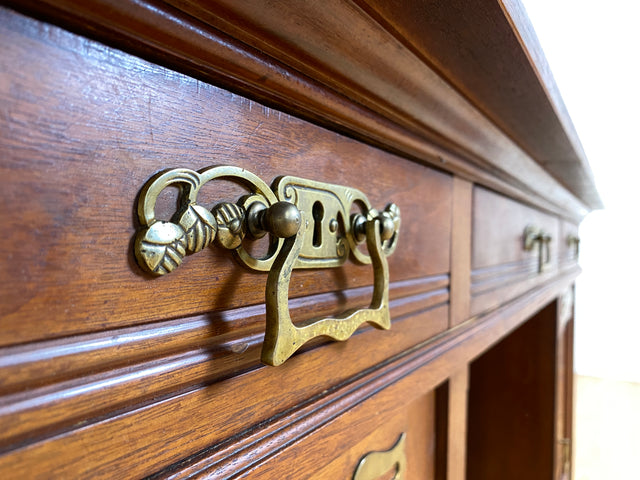 WMK Hochwertiger und gut erhaltener Vintage Schreibtisch aus vollem Holz im englischen Stil mit mit wunderschönen Messingbeschlägen # Desk Arbeitstisch Cheftisch Bürotisch Sekretär Regency Kolonial