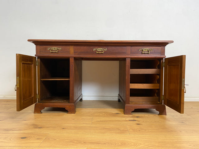 WMK Hochwertiger und gut erhaltener Vintage Schreibtisch aus vollem Holz im englischen Stil mit mit wunderschönen Messingbeschlägen # Desk Arbeitstisch Cheftisch Bürotisch Sekretär Regency Kolonial