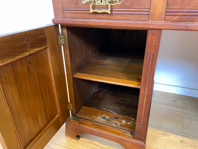 WMK Hochwertiger und gut erhaltener Vintage Schreibtisch aus vollem Holz im englischen Stil mit mit wunderschönen Messingbeschlägen # Desk Arbeitstisch Cheftisch Bürotisch Sekretär Regency Kolonial