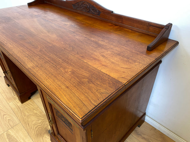 WMK Hochwertiger und gut erhaltener Vintage Schreibtisch aus vollem Holz im englischen Stil mit mit wunderschönen Messingbeschlägen # Desk Arbeitstisch Cheftisch Bürotisch Sekretär Regency Kolonial