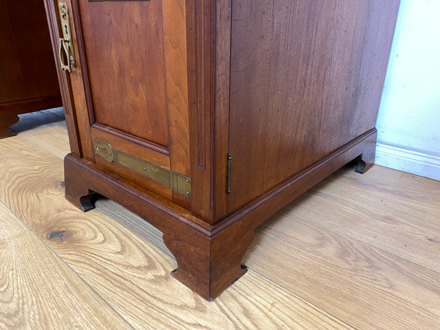 WMK Hochwertiger und gut erhaltener Vintage Schreibtisch aus vollem Holz im englischen Stil mit mit wunderschönen Messingbeschlägen # Desk Arbeitstisch Cheftisch Bürotisch Sekretär Regency Kolonial