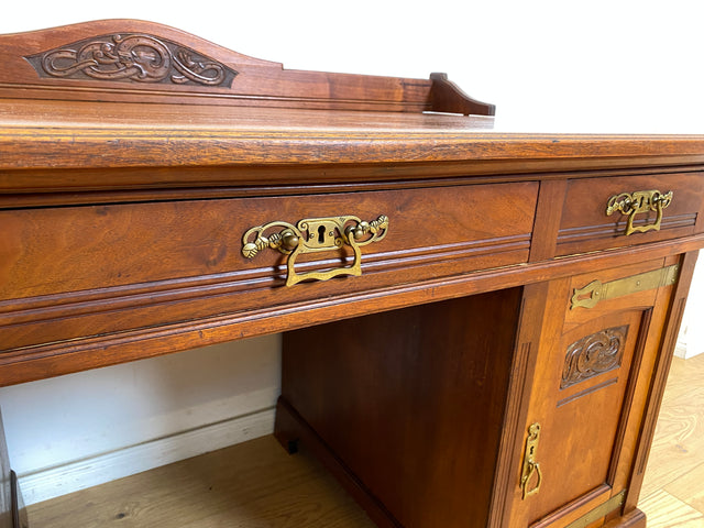 WMK Hochwertiger und gut erhaltener Vintage Schreibtisch aus vollem Holz im englischen Stil mit mit wunderschönen Messingbeschlägen # Desk Arbeitstisch Cheftisch Bürotisch Sekretär Regency Kolonial