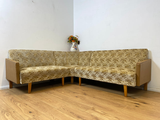 WMK Sehr hübsches und gut erhaltenes 60er Jahre Ecksofa mit schönem floralem Originalbezug und bequemen Federkernsitzen # Eckcouch Couch Sofa Sitzgarnitur Mid-Century Vintage Retro # Versand möglich