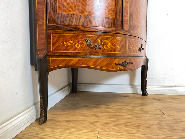 WMK Wunderschöner und sehr gut erhaltener dänsicher Stilmöbel Eckschrank mit Schubladen, feinen Intarsien & Messinggriffen # Schrank Eckkommode Eckvitrine Highboard Bücherschrank Rokoko Barock Vintage