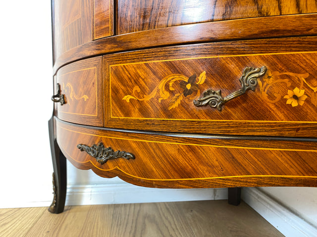 WMK Wunderschöner und sehr gut erhaltener dänsicher Stilmöbel Eckschrank mit Schubladen, feinen Intarsien & Messinggriffen # Schrank Eckkommode Eckvitrine Highboard Bücherschrank Rokoko Barock Vintage