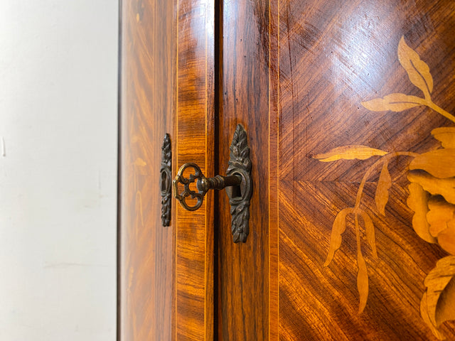 WMK Wunderschöner und sehr gut erhaltener dänsicher Stilmöbel Eckschrank mit Schubladen, feinen Intarsien & Messinggriffen # Schrank Eckkommode Eckvitrine Highboard Bücherschrank Rokoko Barock Vintage