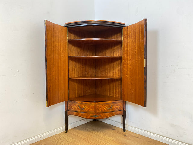 WMK Wunderschöner und sehr gut erhaltener dänsicher Stilmöbel Eckschrank mit Schubladen, feinen Intarsien & Messinggriffen # Schrank Eckkommode Eckvitrine Highboard Bücherschrank Rokoko Barock Vintage