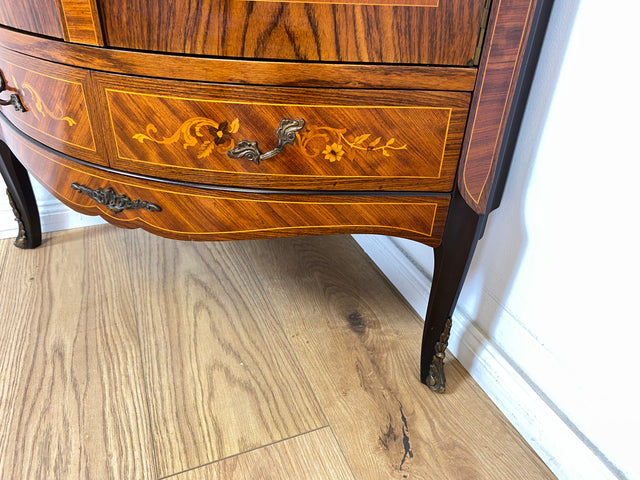 WMK Wunderschöner und sehr gut erhaltener dänsicher Stilmöbel Eckschrank mit Schubladen, feinen Intarsien & Messinggriffen # Schrank Eckkommode Eckvitrine Highboard Bücherschrank Rokoko Barock Vintage