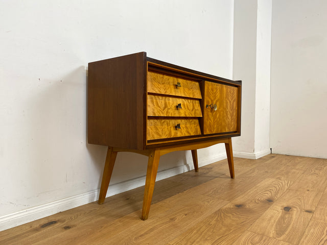 WMK Schönes & sehr gut erhaltenes Mid-Century Sideboard aus vollem Holz mit Schubladen & hübschen Messinggriffen # Kommode TV-Lowboard Fernsehkommode Wäschekommode Flurkommode Rockabilly Vintage 50er