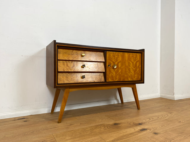 WMK Schönes & sehr gut erhaltenes Mid-Century Sideboard aus vollem Holz mit Schubladen & hübschen Messinggriffen # Kommode TV-Lowboard Fernsehkommode Wäschekommode Flurkommode Rockabilly Vintage 50er