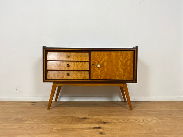 WMK Schönes & sehr gut erhaltenes Mid-Century Sideboard aus vollem Holz mit Schubladen & hübschen Messinggriffen # Kommode TV-Lowboard Fernsehkommode Wäschekommode Flurkommode Rockabilly Vintage 50er