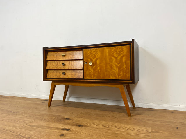 WMK Schönes & sehr gut erhaltenes Mid-Century Sideboard aus vollem Holz mit Schubladen & hübschen Messinggriffen # Kommode TV-Lowboard Fernsehkommode Wäschekommode Flurkommode Rockabilly Vintage 50er