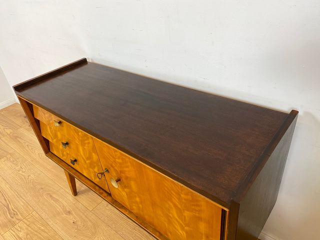 WMK Schönes & sehr gut erhaltenes Mid-Century Sideboard aus vollem Holz mit Schubladen & hübschen Messinggriffen # Kommode TV-Lowboard Fernsehkommode Wäschekommode Flurkommode Rockabilly Vintage 50er