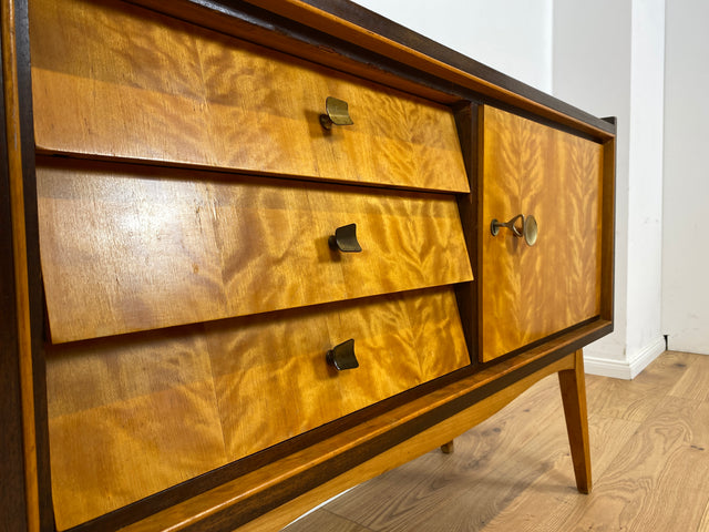 WMK Schönes & sehr gut erhaltenes Mid-Century Sideboard aus vollem Holz mit Schubladen & hübschen Messinggriffen # Kommode TV-Lowboard Fernsehkommode Wäschekommode Flurkommode Rockabilly Vintage 50er