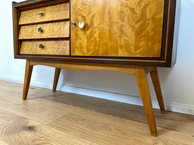 WMK Schönes & sehr gut erhaltenes Mid-Century Sideboard aus vollem Holz mit Schubladen & hübschen Messinggriffen # Kommode TV-Lowboard Fernsehkommode Wäschekommode Flurkommode Rockabilly Vintage 50er