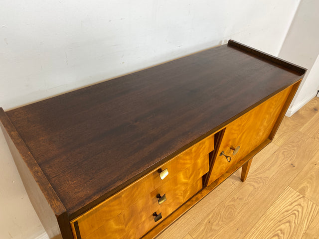 WMK Schönes & sehr gut erhaltenes Mid-Century Sideboard aus vollem Holz mit Schubladen & hübschen Messinggriffen # Kommode TV-Lowboard Fernsehkommode Wäschekommode Flurkommode Rockabilly Vintage 50er