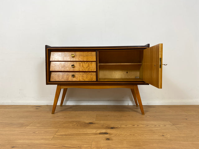 WMK Schönes & sehr gut erhaltenes Mid-Century Sideboard aus vollem Holz mit Schubladen & hübschen Messinggriffen # Kommode TV-Lowboard Fernsehkommode Wäschekommode Flurkommode Rockabilly Vintage 50er