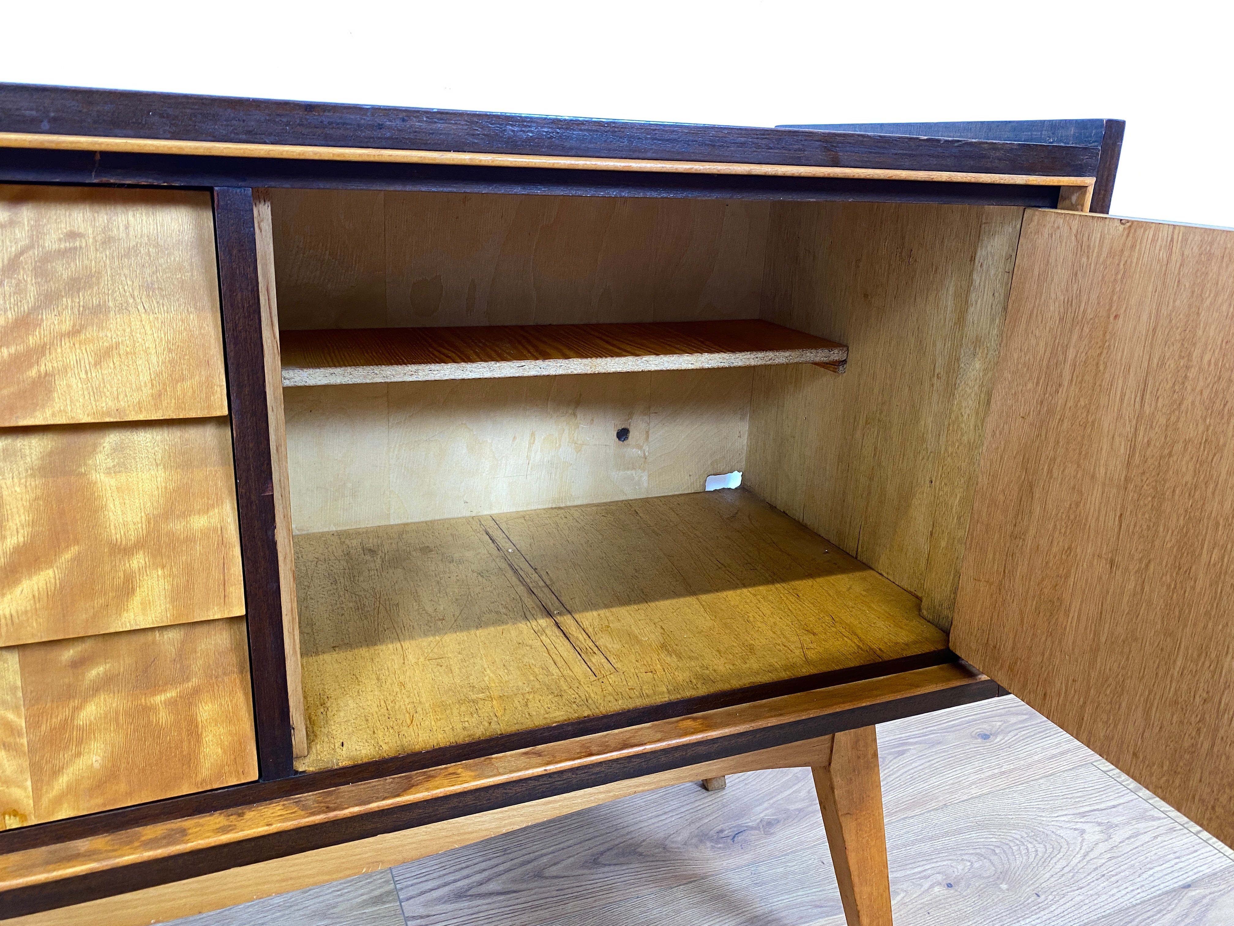 WMK Wunderschönes und gut erhaltenes Mid-Century Nussbaumsideboard aus Schweden mit dezenter Zierleiste und drei Schubladen # Sideboard Credenza TV-Bank TV-Board Vintage 2024 60er - Lieferung möglich