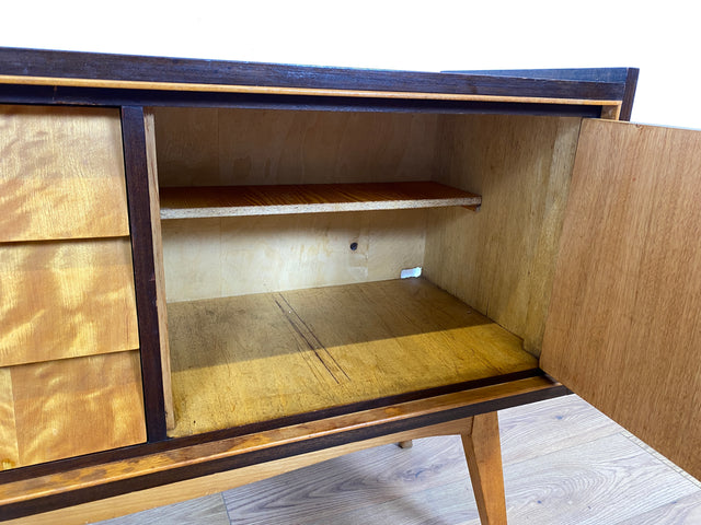 WMK Schönes & sehr gut erhaltenes Mid-Century Sideboard aus vollem Holz mit Schubladen & hübschen Messinggriffen # Kommode TV-Lowboard Fernsehkommode Wäschekommode Flurkommode Rockabilly Vintage 50er