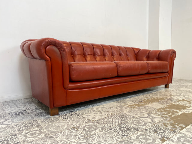 WMK Hochwertiges und äußerst bequemes skandinavisches Ledersofa mit weichem gestepptem Echtlederbezug # Sofa Couch Ledercouch Sitzgarnitur Ledergarnitur Chesterfield rotes Leder Echtleder 3er Vintage