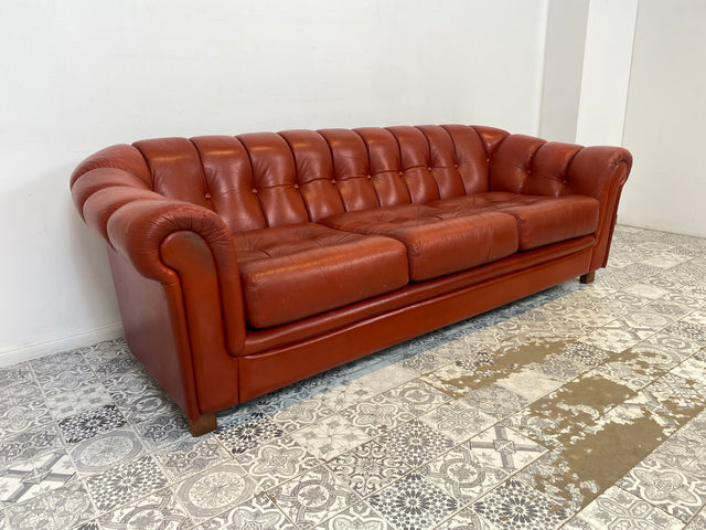 WMK Hochwertiges und äußerst bequemes skandinavisches Ledersofa mit weichem gestepptem Echtlederbezug # Sofa Couch Ledercouch Sitzgarnitur Ledergarnitur Chesterfield rotes Leder Echtleder 3er Vintage