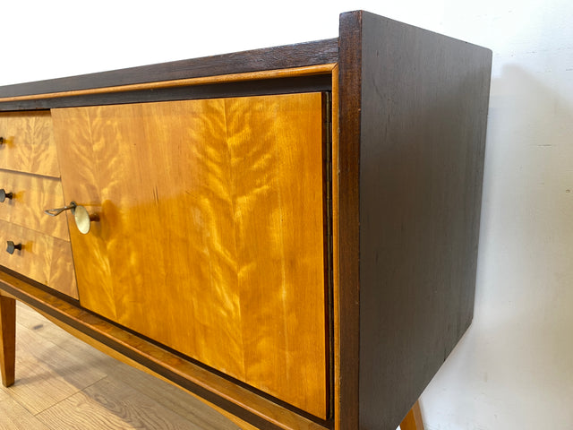 WMK Schönes & sehr gut erhaltenes Mid-Century Sideboard aus vollem Holz mit Schubladen & hübschen Messinggriffen # Kommode TV-Lowboard Fernsehkommode Wäschekommode Flurkommode Rockabilly Vintage 50er