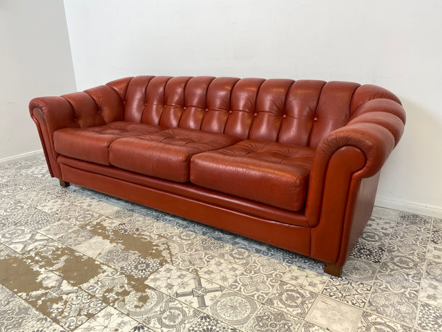 WMK Hochwertiges und äußerst bequemes skandinavisches Ledersofa mit weichem gestepptem Echtlederbezug # Sofa Couch Ledercouch Sitzgarnitur Ledergarnitur Chesterfield rotes Leder Echtleder 3er Vintage