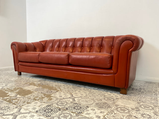 WMK Hochwertiges und äußerst bequemes skandinavisches Ledersofa mit weichem gestepptem Echtlederbezug # Sofa Couch Ledercouch Sitzgarnitur Ledergarnitur Chesterfield rotes Leder Echtleder 3er Vintage