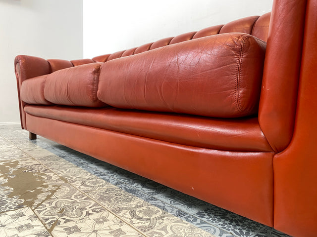 WMK Hochwertiges und äußerst bequemes skandinavisches Ledersofa mit weichem gestepptem Echtlederbezug # Sofa Couch Ledercouch Sitzgarnitur Ledergarnitur Chesterfield rotes Leder Echtleder 3er Vintage