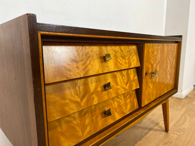 WMK Schönes & sehr gut erhaltenes Mid-Century Sideboard aus vollem Holz mit Schubladen & hübschen Messinggriffen # Kommode TV-Lowboard Fernsehkommode Wäschekommode Flurkommode Rockabilly Vintage 50er