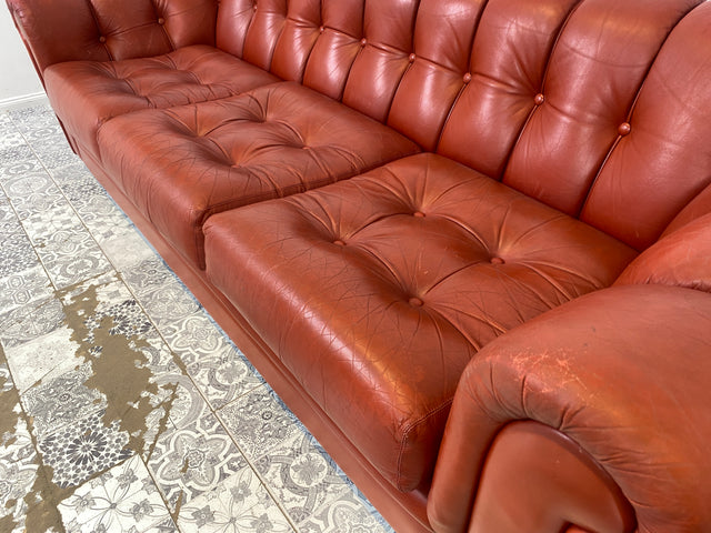 WMK Hochwertiges und äußerst bequemes skandinavisches Ledersofa mit weichem gestepptem Echtlederbezug # Sofa Couch Ledercouch Sitzgarnitur Ledergarnitur Chesterfield rotes Leder Echtleder 3er Vintage